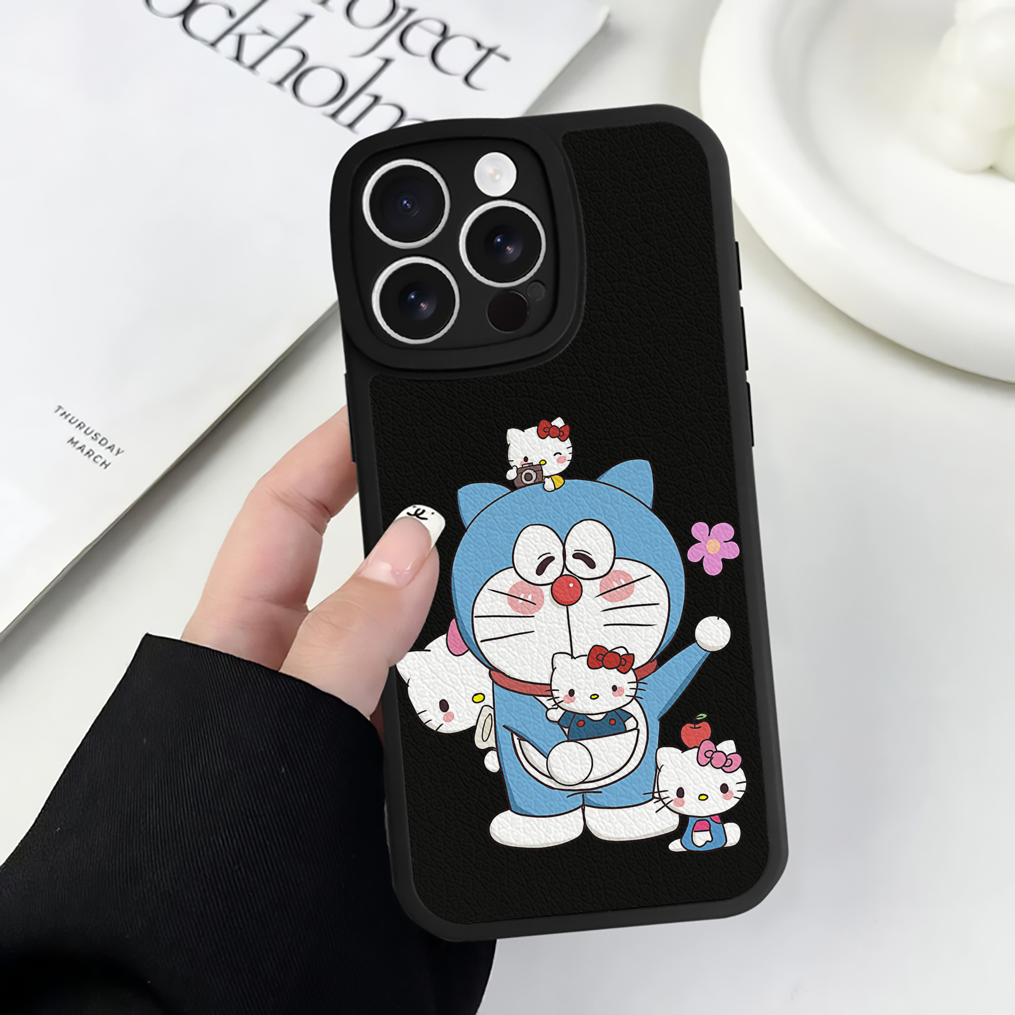 （画像用） ドラえもん Doraemon 【iPhone 16シリーズ対応】シリコンスマホケース（レザー調） 材質：シリコン
